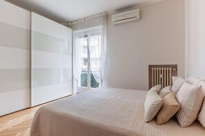 2 soverom, strykejern/-brett, internettilgang og sengetøy