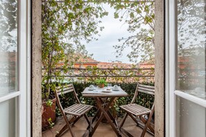 Outdoor dining - GuestHost - Bright APT in Milan City Studies - 2 Balconies (Milano)