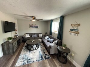 Smart TV, table tennis, books, stereo - A W🌊VE From It All! Secure boat storage, huge yard, lots of outdoor games! (Page)