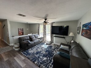 Smart-TV, Tischtennisplatte, Bücher, Stereoanlage