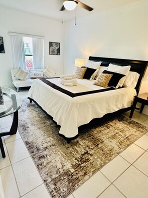 2 bedrooms, iron/ironing board, WiFi, bed sheets - Awesome Apartment near the Beach (Naples)