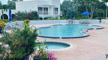 Una piscina al aire libre, una piscina climatizada