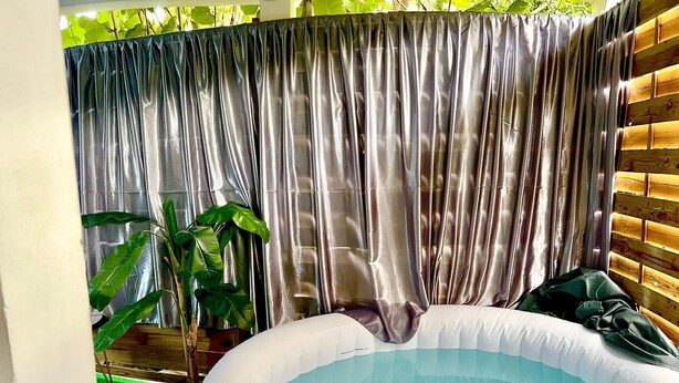 Outdoor spa tub - La Suite Parentale Avec Jacuzzi Privatif (Basse-Terre)