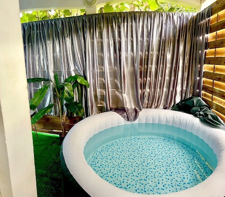 Outdoor spa tub. La Suite Parentale Avec Jacuzzi Privatif