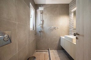 シャワー、ヘアドライヤー、タオル、トイレットペーパー