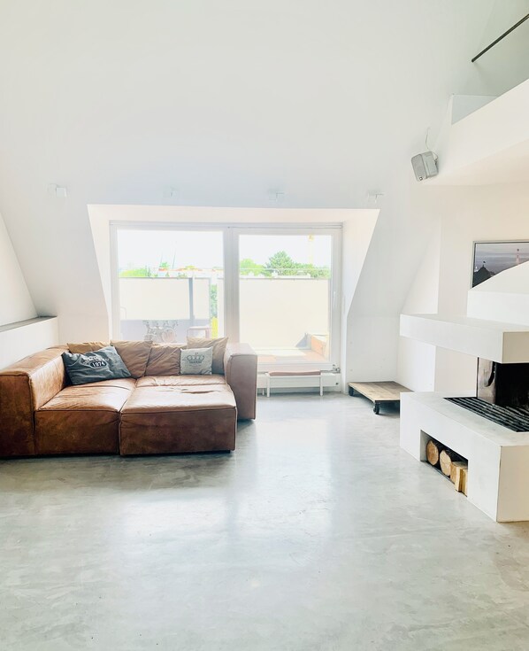 Smart-tv och eldstad