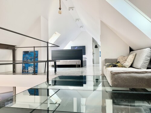 Schöne Dachgeschoss-Maisonette Wohnung modern eingerichtet und top Infrastruktur