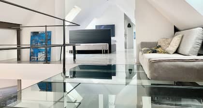 Schöne Dachgeschoss-Maisonette Wohnung modern eingerichtet und top Infrastruktur