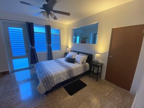 1 habitación, escritorio, tabla de planchar con plancha y cuna de viaje 