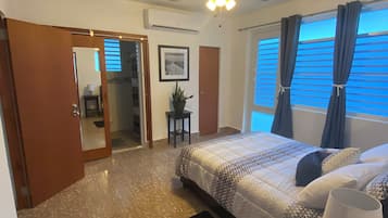 1 habitación, escritorio, tabla de planchar con plancha y cuna de viaje
