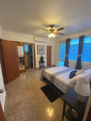 1 habitación, escritorio, tabla de planchar con plancha y cuna de viaje 