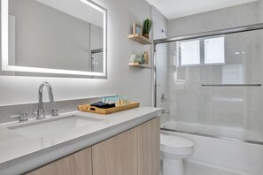 Hair dryer, towels, soap, shampoo - Up to 30 Guests in 3 Identical Brand New Townhomes in Downtown Fort Lauderdale (Fort Lauderdale)