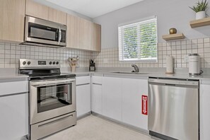 Frigorífico, microondas, horno y placa de cocina