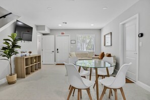 Dining - Up to 30 Guests in 3 Identical Brand New Townhomes in Downtown Fort Lauderdale (Fort Lauderdale)
