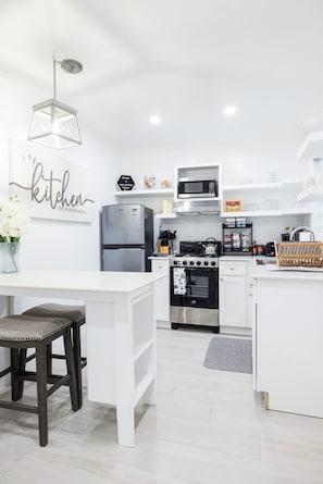 Fridge, microwave, oven, stovetop - Oasis on Poitier in Nassau Bahamas - your private retreat. (Nassau)