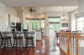 Jääkaappi, mikroaaltouuni, uuni, liesi