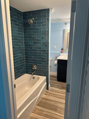 Dusche, Haartrockner, Handtücher, Seife