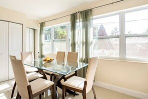 Dining - A Comfy Stay By Shea<br>Conveniently Located<br> (Fort Lauderdale)