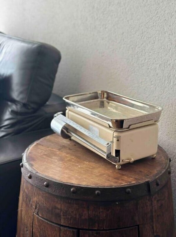 Ein Toaster im Vintage-Stil auf einem Holzbottich.