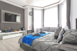 Deluxe driepersoonskamer | Luxe beddengoed, donzen dekbedden, bedden met traagschuimmatras