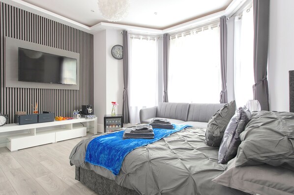 Deluxe Triple Room | Premium bedding, down comforters, memory foam beds - The Pond House - Ensuite Rooms (London)