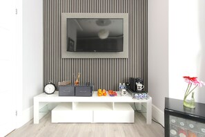 Deluxe Triple Room | Premium bedding, down comforters, memory foam beds - The Pond House - Ensuite Rooms (London)