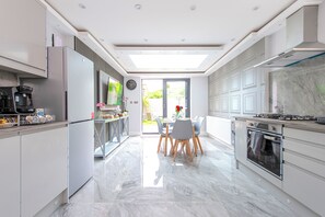 Full-size fridge, microwave, oven, stovetop - The Pond House - Ensuite Rooms (London)