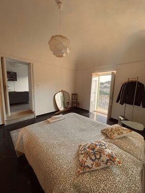 1 bedroom, desk, iron/ironing board, WiFi - Jama's Panoramic Estate: Entire House Panoramic Patio in Modica (Modica)