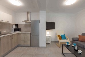 Kühlschrank, Mikrowelle, Herdplatte, Geschirrspüler