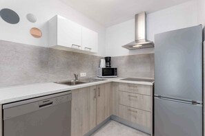 Kühlschrank, Mikrowelle, Herdplatte, Geschirrspüler