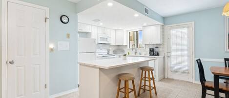 Réfrigérateur, four à micro-ondes, un four, surface de cuisson