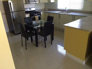 Een koelkast, een magnetron, een oven, een kookplaat