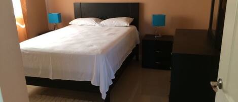 2 slaapkamers, een strijkplank/strijkijzer, gratis wifi, beddengoed