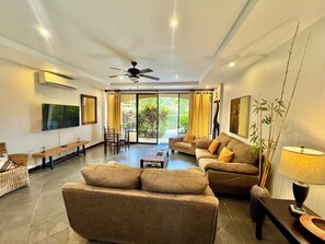 Een smart-tv en boeken