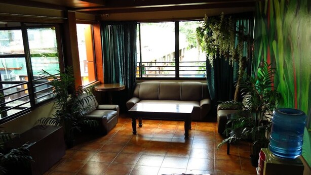 Una habitación con sofá, mesa de centro y dispensador de agua.