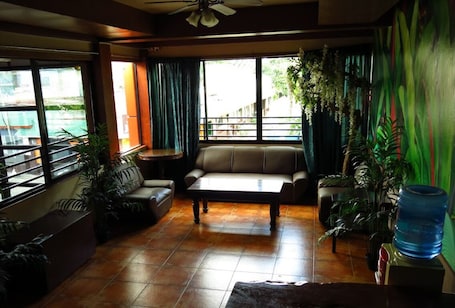 Escritorio, wifi gratis y ropa de cama . F&C Guest House