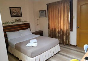 Desk, free WiFi, bed sheets - F&C Guest House (Canloan City)