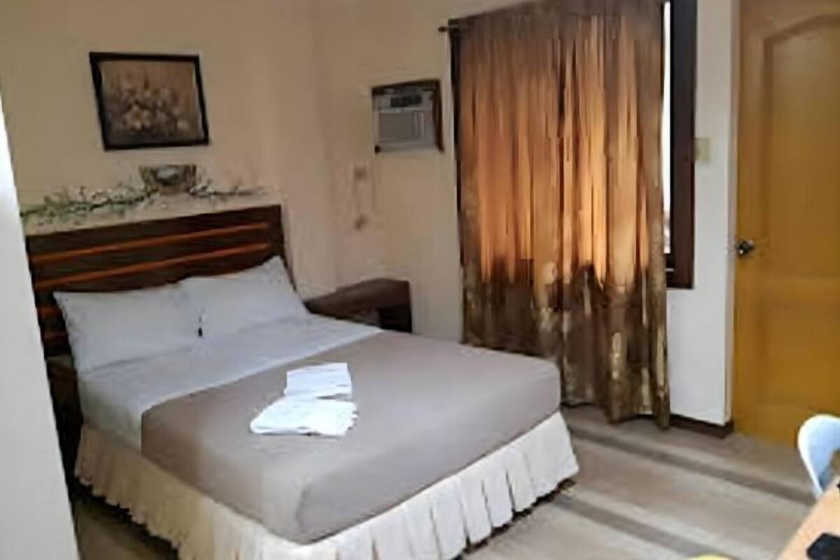 Een bureau, gratis wifi, beddengoed