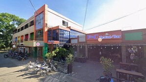 Un edificio con un restaurante llamado F&C Restaur-Bar.