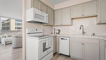 Coffee/tea maker, fridge, microwave, oven