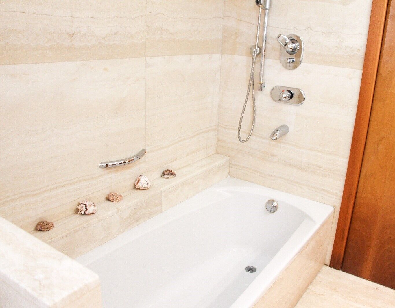 Douche, sèche-cheveux, bidet, serviettes fournies