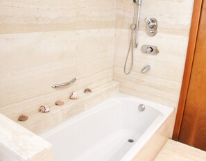 Dusche, Haartrockner, Bidet, Handtücher