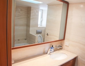 Douche, séchoir à cheveux, bidet, serviettes fournies