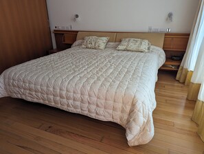 4 habitaciones, tabla de planchar con plancha y cuna de viaje 