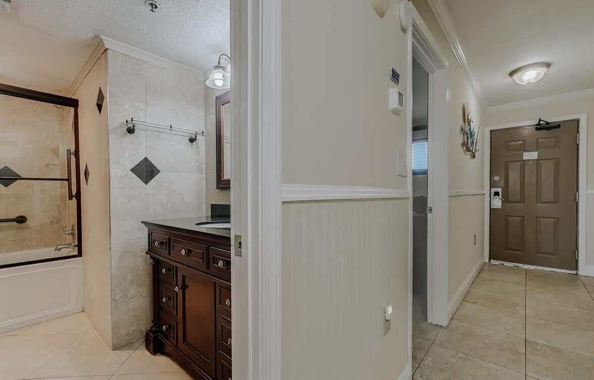 Combined shower/tub, hair dryer, towels, shampoo