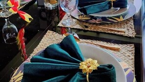 Una mesa lista para comer con vista a un campo verde.