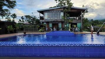 Casa família | Escrivaninha, Wi-Fi de cortesia, roupa de cama