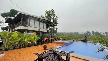 Piscina externa, guarda-sóis, espreguiçadeiras