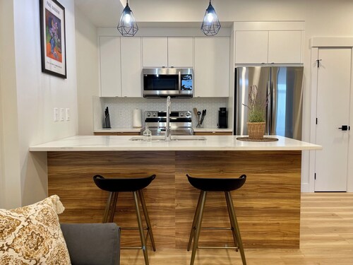 Groovy 1 Bedroom Condo in Seton