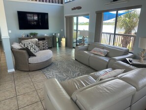 Living area - The Hideaway - Oceanfront Home - Pool, Hot tub, Kayaks, Fishing & Amazing Views! (Hudson)